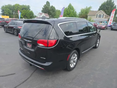 More photos of 2018 CHRYSLER PACIFICA LIMITED at Fast Lane Autos, IN