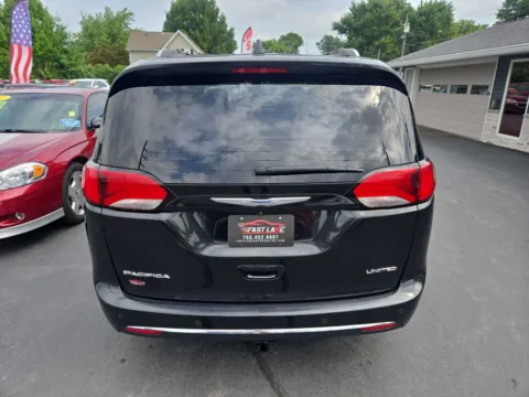 More photos of 2018 CHRYSLER PACIFICA LIMITED at Fast Lane Autos, IN