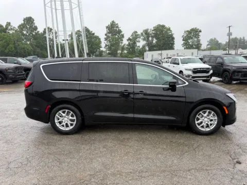 More photos of 2027 Chrysler Pacifica Select at Glenn Chrysler Dodge Jeep Ram, KY