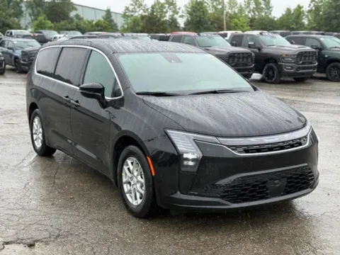 More photos of 2027 Chrysler Pacifica Select at Glenn Chrysler Dodge Jeep Ram, KY