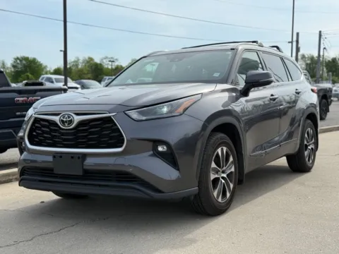 Photos of 2022 Toyota Highlander XLE for sale in Crestwood, KY at Glenn Chrysler Dodge Jeep Ram