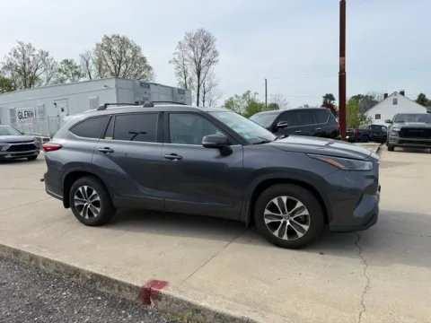 More photos of 2022 Toyota Highlander XLE at Glenn Chrysler Dodge Jeep Ram, KY