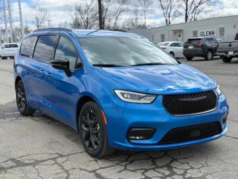 More photos of 2026 Chrysler Pacifica Select at Glenn Chrysler Dodge Jeep Ram, KY