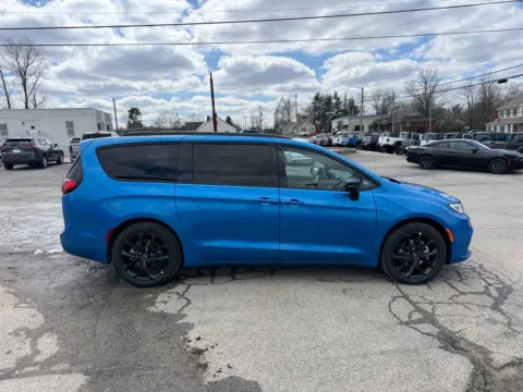 More photos of 2026 Chrysler Pacifica Select at Glenn Chrysler Dodge Jeep Ram, KY