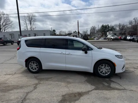 More photos of 2026 Chrysler Pacifica Select at Glenn Chrysler Dodge Jeep Ram, KY