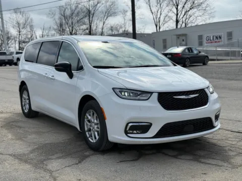 More photos of 2026 Chrysler Pacifica Select at Glenn Chrysler Dodge Jeep Ram, KY