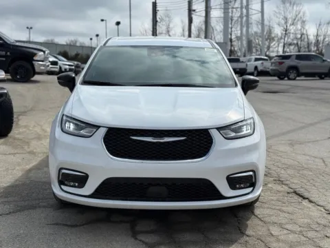 Another view of 2026 Chrysler Pacifica Select for sale in Crestwood, KY at Glenn Chrysler Dodge Jeep Ram