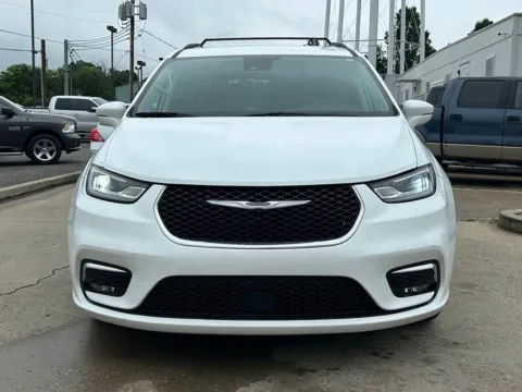 Another view of 2022 Chrysler Pacifica Touring L for sale in Crestwood, KY at Glenn Chrysler Dodge Jeep Ram