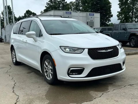 More photos of 2022 Chrysler Pacifica Touring L at Glenn Chrysler Dodge Jeep Ram, KY