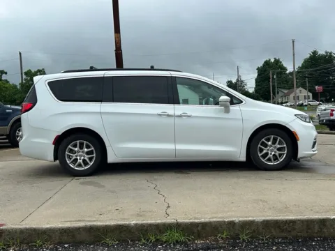 More photos of 2022 Chrysler Pacifica Touring L at Glenn Chrysler Dodge Jeep Ram, KY
