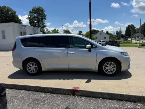 More photos of 2023 Chrysler Pacifica Touring L at Glenn Chrysler Dodge Jeep Ram, KY