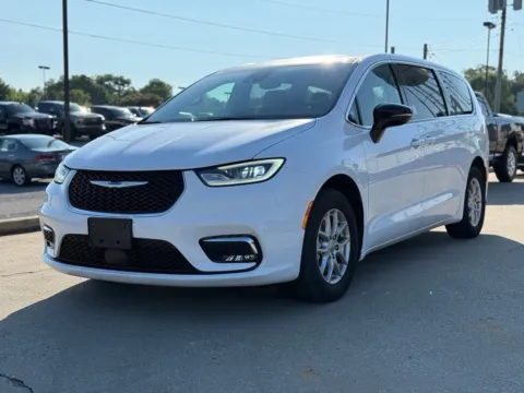Photos of 2025 Chrysler Pacifica Select for sale in Crestwood, KY at Glenn Chrysler Dodge Jeep Ram