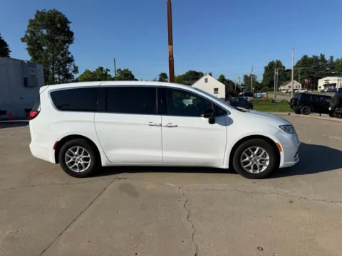 More photos of 2025 Chrysler Pacifica Select at Glenn Chrysler Dodge Jeep Ram, KY