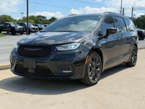 Photos of 2025 Chrysler Pacifica Limited for sale in Crestwood, KY at Glenn Chrysler Dodge Jeep Ram