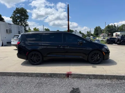 More photos of 2025 Chrysler Pacifica Limited at Glenn Chrysler Dodge Jeep Ram, KY
