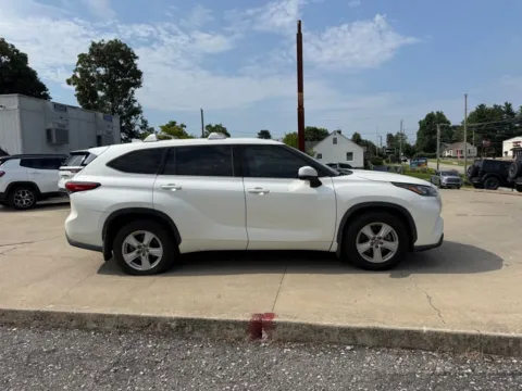 More photos of 2020 Toyota Highlander LE at Glenn Chrysler Dodge Jeep Ram, KY