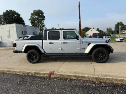 More photos of 2022 Jeep Gladiator Sport at Glenn Chrysler Dodge Jeep Ram, KY