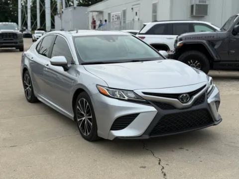 More photos of 2020 Toyota Camry SE at Glenn Chrysler Dodge Jeep Ram, KY