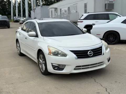 More photos of 2015 Nissan Altima 2.5 SL at Glenn Chrysler Dodge Jeep Ram, KY