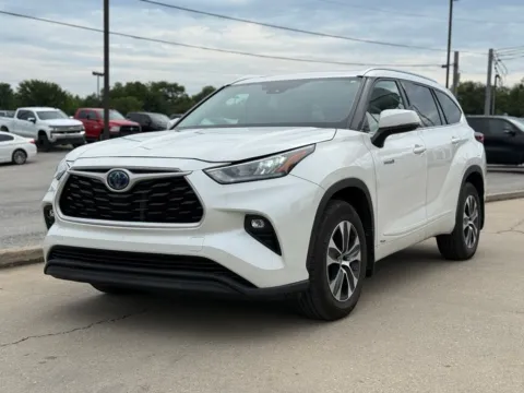 Photos of 2020 Toyota Highlander Hybrid XLE for sale in Crestwood, KY at Glenn Chrysler Dodge Jeep Ram