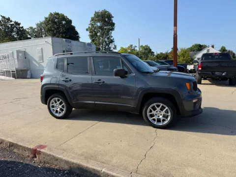 More photos of 2022 Jeep Renegade Latitude at Glenn Chrysler Dodge Jeep Ram, KY