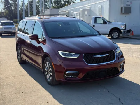 More photos of 2021 Chrysler Pacifica Hybrid Touring L at Glenn Chrysler Dodge Jeep Ram, KY