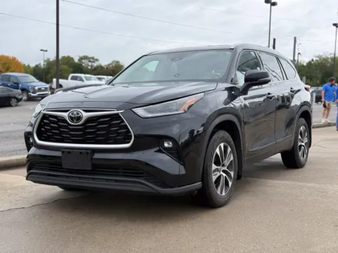 Photos of 2021 Toyota Highlander XLE for sale in Crestwood, KY at Glenn Chrysler Dodge Jeep Ram