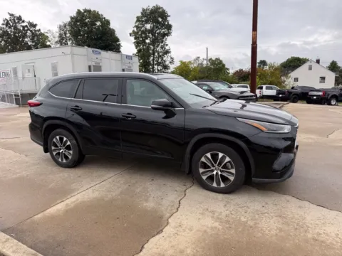 More photos of 2021 Toyota Highlander XLE at Glenn Chrysler Dodge Jeep Ram, KY