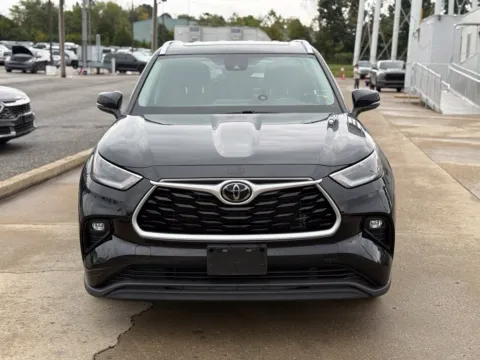 Another view of 2021 Toyota Highlander XLE for sale in Crestwood, KY at Glenn Chrysler Dodge Jeep Ram