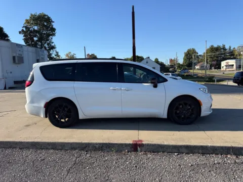 More photos of 2024 Chrysler Pacifica Limited at Glenn Chrysler Dodge Jeep Ram, KY