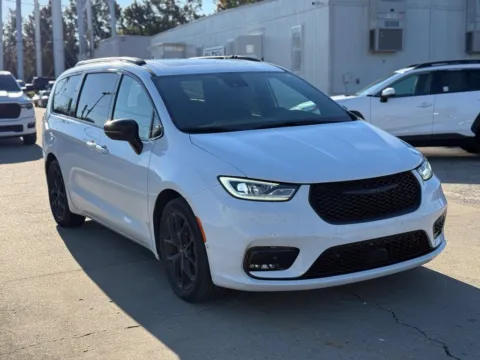 More photos of 2024 Chrysler Pacifica Limited at Glenn Chrysler Dodge Jeep Ram, KY