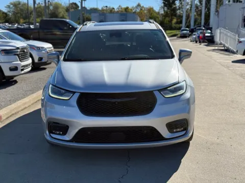 Another view of 2022 Chrysler Pacifica Limited for sale in Crestwood, KY at Glenn Chrysler Dodge Jeep Ram