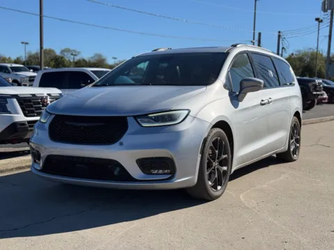 Photos of 2022 Chrysler Pacifica Limited for sale in Crestwood, KY at Glenn Chrysler Dodge Jeep Ram