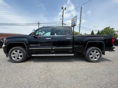 More photos of 2017 GMC Sierra 2500HD Denali at Glenn Chevrolet, KY
