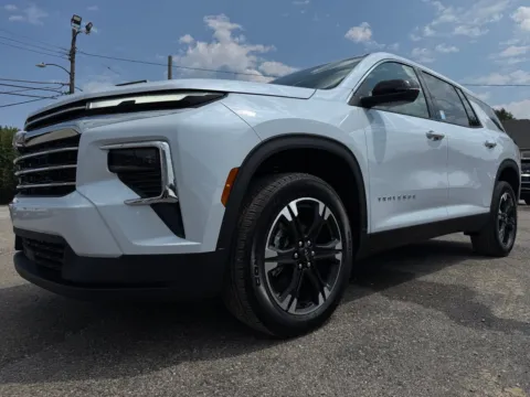 Photos of 2027 Chevrolet Traverse LT for sale in Eminence, KY at Glenn Chevrolet