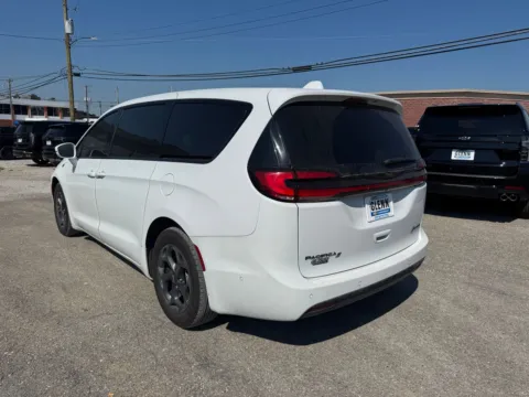 More photos of 2022 Chrysler Pacifica Hybrid Limited at Glenn Chevrolet, KY