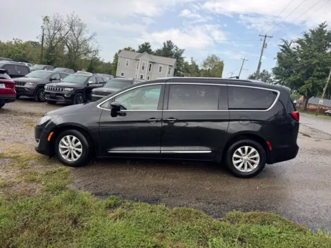 Another view of 2018 Chrysler Pacifica Touring L for sale in Eminence, KY at Glenn Chevrolet