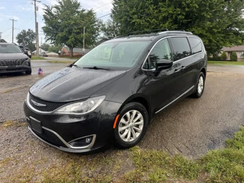 Photos of 2018 Chrysler Pacifica Touring L for sale in Eminence, KY at Glenn Chevrolet