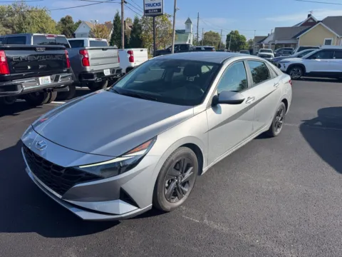 Photos of 2022 Hyundai Elantra SEL for sale in Eminence, KY at Glenn Chevrolet
