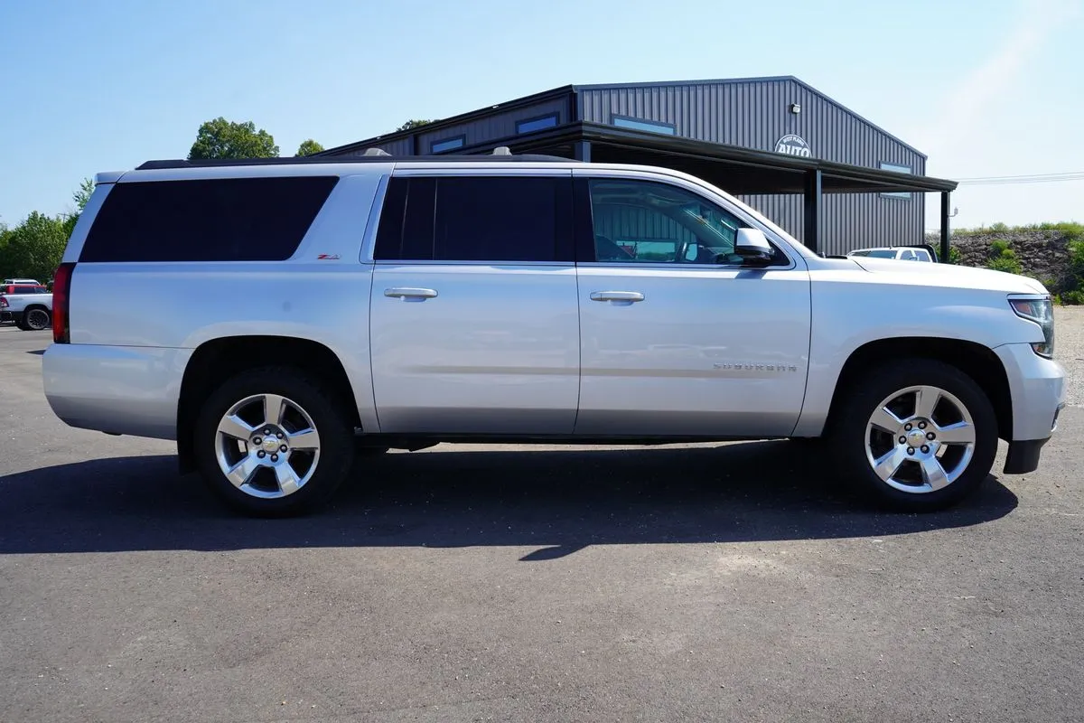 Chevrolet Suburban photo 11