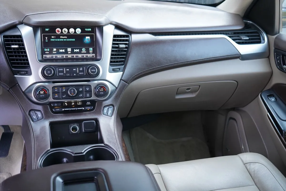 Chevrolet Suburban photo 21