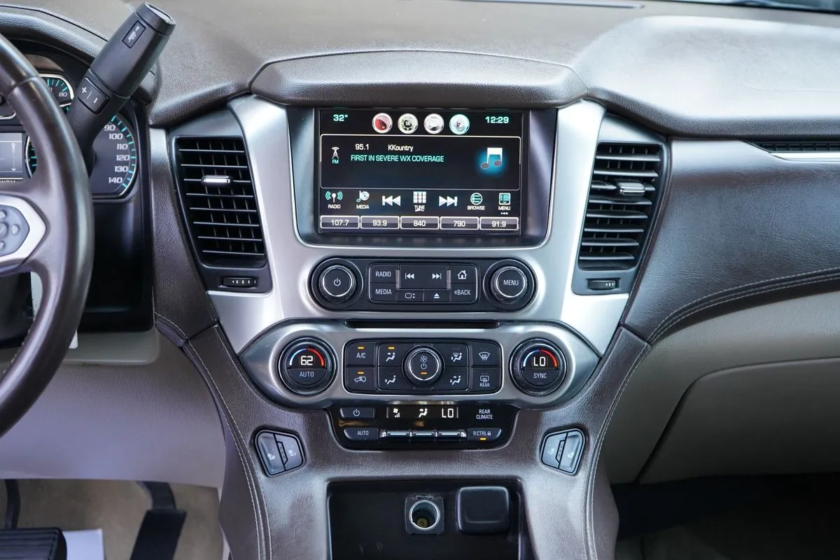 Chevrolet Suburban photo 22