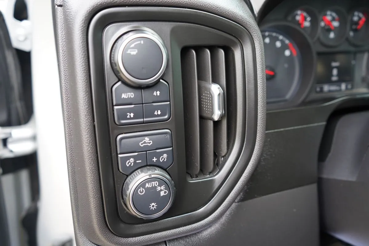Chevrolet Silverado photo 23