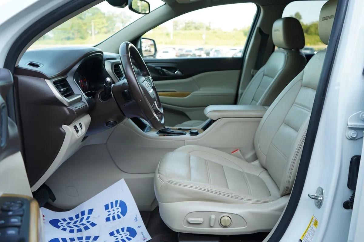 GMC Acadia photo 18