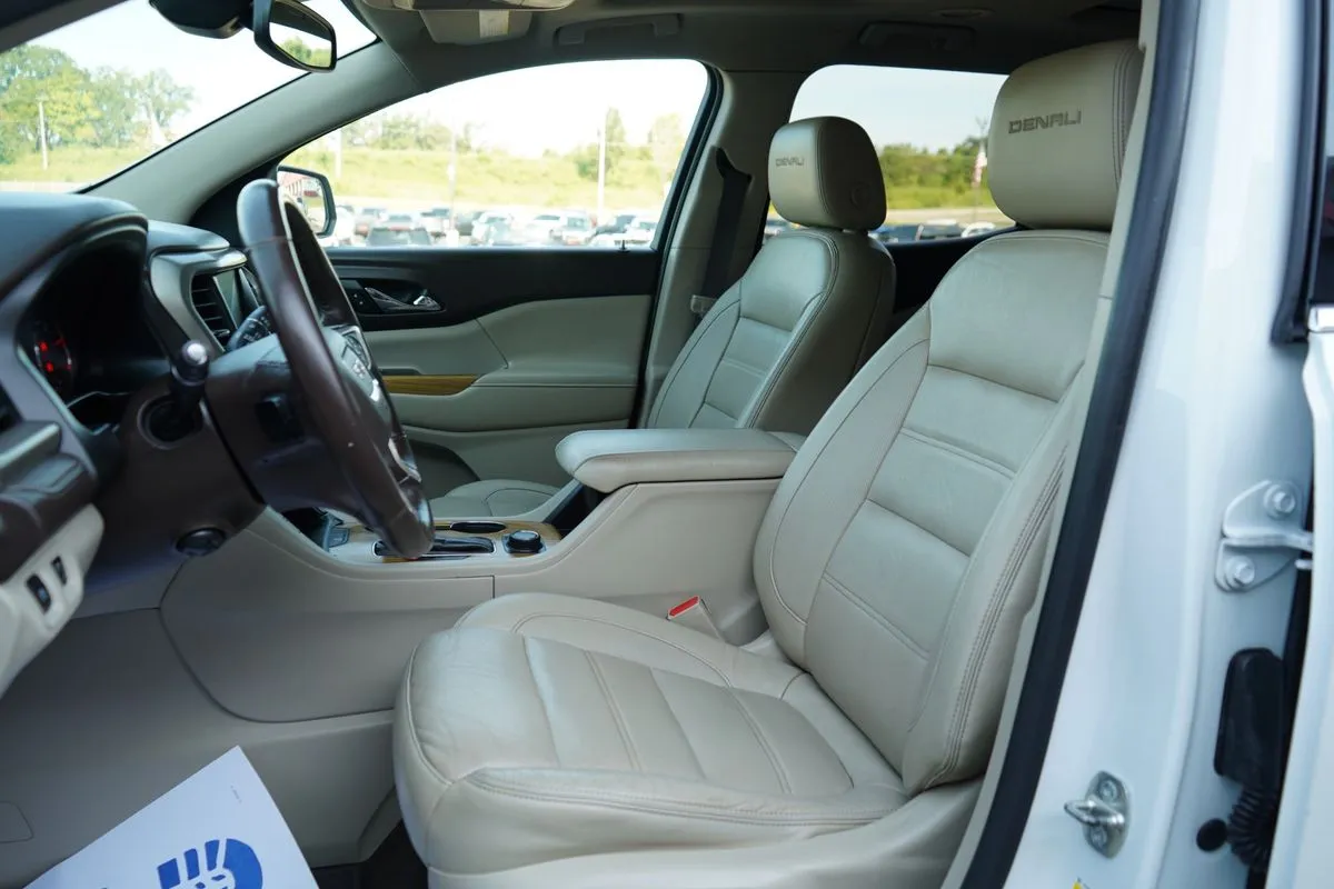 GMC Acadia photo 19
