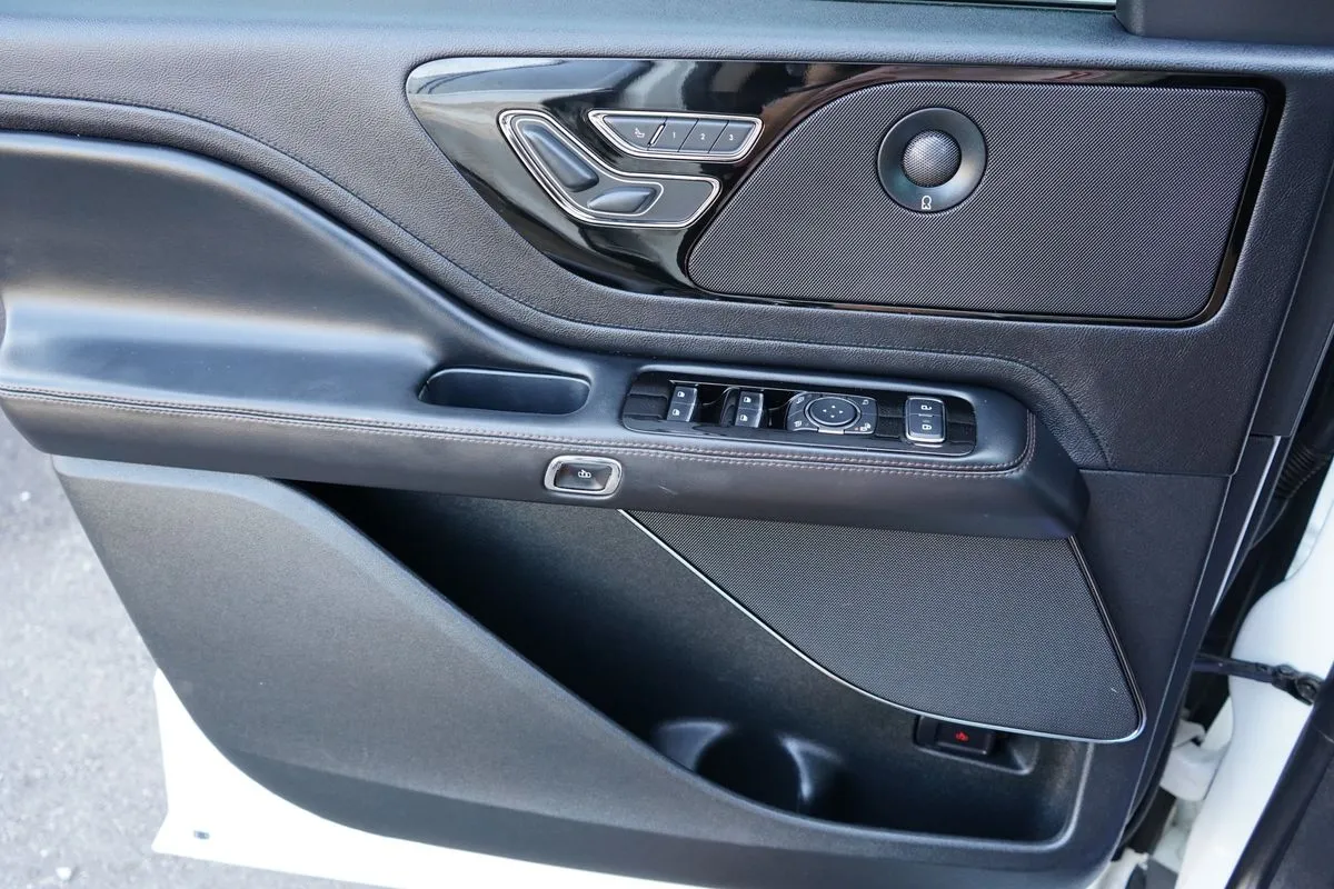Lincoln Aviator photo 30