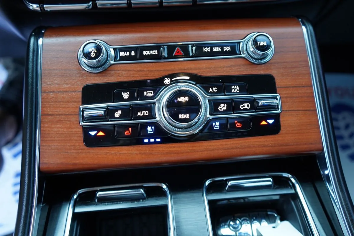 Lincoln Aviator photo 26