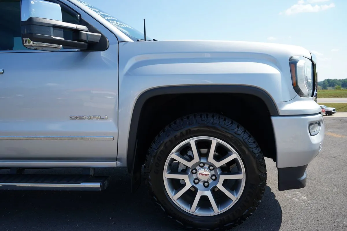GMC Sierra photo 13