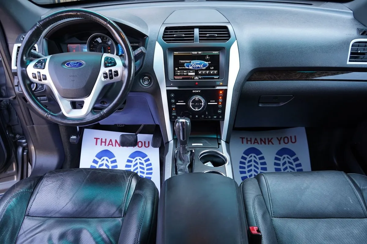 Ford Explorer photo 16