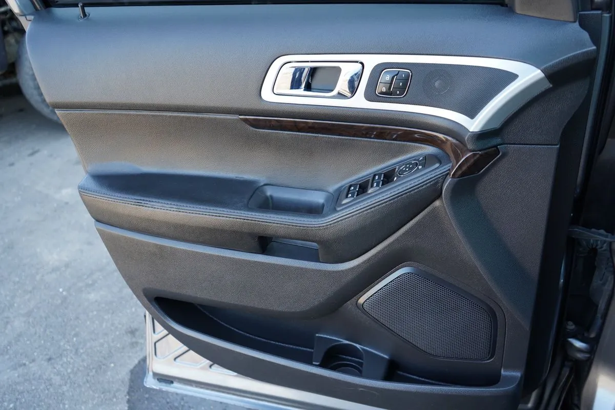 Ford Explorer photo 32